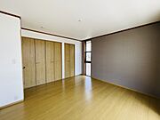 ◆洋室 2階 南東側（8.2帖）｜複数の収納がついているためお部屋をすっきり片づけられます♪※リフォーム後写真