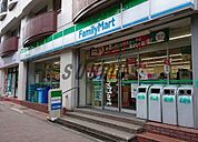 ファミリーマート 新宿中央公園店 560m