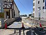 外観：二方向道路で動線スムーズ
