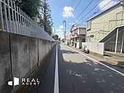 広々とした前面道路に面しているため、車の出入りがスムーズです。駐車や荷物の積み降ろしも快適に行え、毎日の生活がより便利になります。