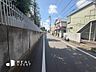 外観：広々とした前面道路に面しているため、車の出入りがスムーズです。駐車や荷物の積み降ろしも快適に行え、毎日の生活がより便利になります。
