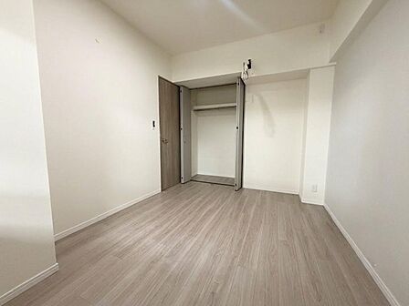 『洋室』仕事にも趣味にも活躍する私的空間。お子様の部屋としても最適です。収納スペース付きでお部屋も広々♪
