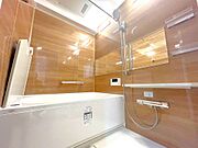 人間工学を応用したゆるリラ浴槽で身も心もリラックスできます。床は冷気をシャットアウトするW断熱構造で、翌朝にはからりと乾き、お掃除楽々です。