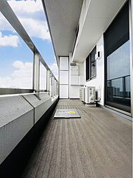 陽光が燦々と降り注ぐバルコニーには、お洗濯物をたっぷり干すことができます♪心地よい風と日の光がお洗濯物を気持ちよく乾かしてくれるバルコニーは、ホット一息つくことができる場所です。