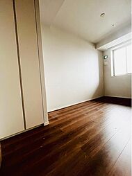 寝室は明るく快適な居住空間を演出しております。温かい陽光と心地良い清風がお部屋全体に舞い込んできます。居心地良い空間を実現しました。
