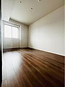 寝室は明るく開放感溢れる広々としたお部屋です♪リビングで楽しいお時間を過ごした後はゆったりとしたプライベートなお時間をお楽しみください♪