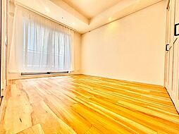 寝室は明るく快適な居住空間を演出しております。温かい陽光と心地良い清風がお部屋全体に舞い込んできます。居心地良い空間を実現しました。
