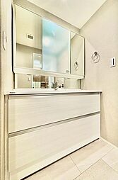電気代ゼロで全面クリアの新感覚ミラー「くもりシャット」。ヒーターに対して全面が曇りにくいため、お風呂上がりも鏡はいつもクリアです。
