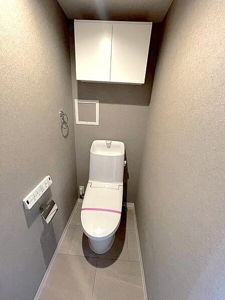 地球環境に配慮した強力戦洗浄の超節水トイレです。便器のフチを丸ごとなくし、サッと拭き取ることができお掃除がラクです。