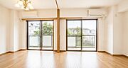 リビングは開放的かつゆとりのある空間です♪採光を上手く取り入れてるため、贅沢な程の陽光が降り注ぎ、明るいリビングです♪1日中明るい空間を約束致します♪