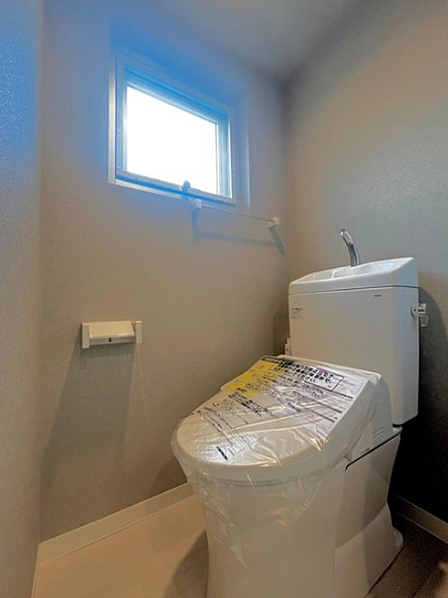 地球環境に配慮した強力戦洗浄の超節水トイレです。便器のフチを丸ごとなくし、サッと拭き取ることができお掃除がラクです。
