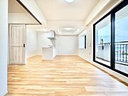 ※売主施工例（写真はイメージです）シンプルなクロス、鮮やかな木目がアクセントのフローリングでモダンスタイルなデザインを採用しています。