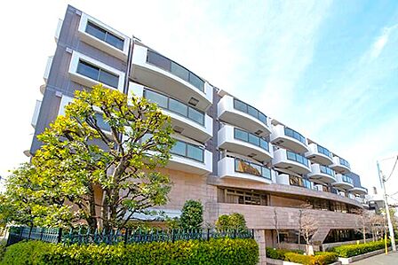 現地(2026年07月)撮影■新規内装フルリノベーション工事実施■南東×北東の角部屋■都心に近く緑豊かなエリア「参宮橋駅」まで徒歩2分。都心の良さと自然を満喫できる立地です。