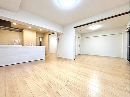※売主施工例(写真はイメージです)シンプルなクロス、鮮やかな木目がアクセントのフローリングでモダンスタイルなデザインを採用しています。
