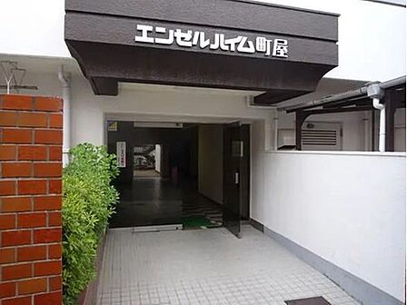 暖かな光が降り注ぎ明るいエントランス♪綺麗に整備されており、行き届いた管理体制を伺わせます。気持ちよくゲストをいつでも迎え入れることが出来ますね。