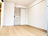 洋室：寝室は明るく開放感溢れる広々としたお部屋です！リビングで楽しいお時間を過ごした後はゆったりとしたプライベートなお時間をお楽しみ下さい！