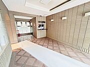 オートロックマンションで、防犯面にも配慮されています。玄関はモニター付きインターホンです♪