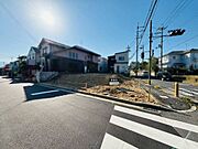 北東角地で陽当たり・通風良好です。前面道路は信号付きの交差点でお子様の通学も安全です♪