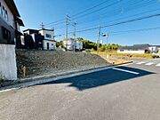 前面道路は東側約6ｍ、北側約9ｍで車同士がすれ違える幅があります。小学校までは歩道が整備され、通学も安全です♪