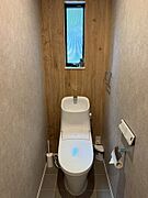 トイレ木目風と淡いグレーが落ち着いた空間を演出します。温水洗浄便座です♪