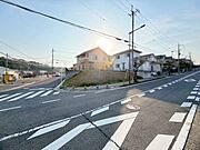 前面道路の幅員は約9.0ｍ、車同士がすれ違える幅があり、運転が苦手な方にも嬉しいです♪
