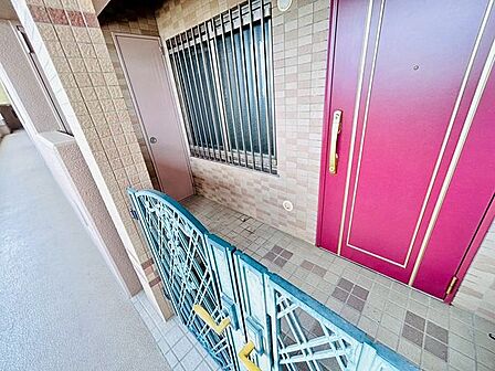 専用ポーチがあり、プライバシーに配慮されています。角住戸の為、玄関前を通るマンション住人の方が少なめなのも嬉しいポイントです♪