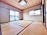 和室：2階の和室は2面採光で陽当たり良好です♪