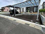 駐車複数台可能、カーポート付きで悪天候でも車の乗り降りがしやすいです♪(車種による)