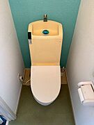 トイレは2カ所、温水洗浄便座付です。アクセントクロスで単調になりがちなトイレ内を華やかにします♪