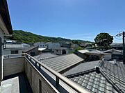 南西向きバルコニーは陽当たり良好、晴れた日は陽光が差し込みます。山並みを望む眺望です♪