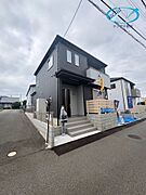モノトーンで統一された洗礼のデザイン住宅。存在感のある外観が街並みに映え、帰るたびに誇らしさを感じられる住まいです