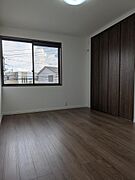 ２階洋室約６帖（中側）です！南向きで陽当たり良好です！