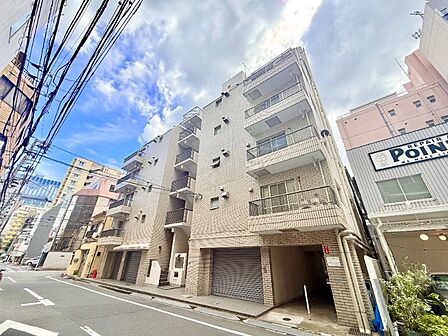上品な佇まいの重厚感のあるマンションです。