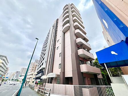 重厚感のある外壁タイル貼りのマンションです。