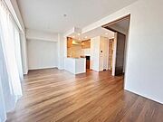 広々としたLDKがお部屋の中心。ご家族そろった楽しい時間が過ごせそうですね。