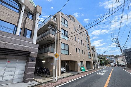 外壁タイル貼りの上品な佇まいのマンションです。