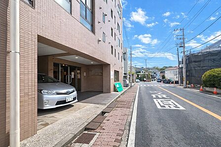 買い物施設が充実の便利な住環境。（イオン本牧店、新本牧ショッピングプラザ、オーケー本牧店等）