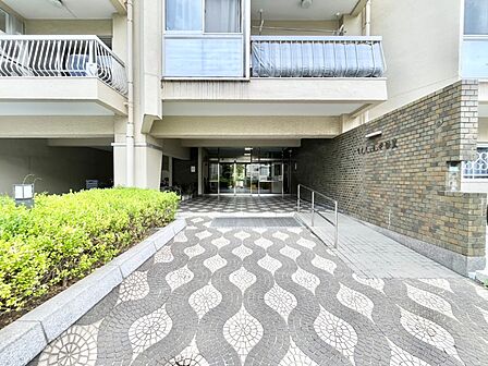 緑が映える堂々としたエントランス。