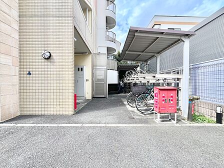 【自転車置き場】きちんと整頓された自転車置き場。管理状態の良さがうかがえます。