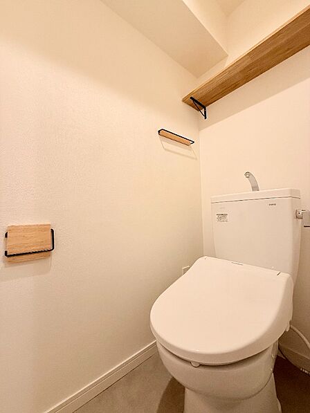 トイレは温水洗浄便座付です。トイレの上部には収納付。トイレットペーパー等、買い置きもしやすそうです。