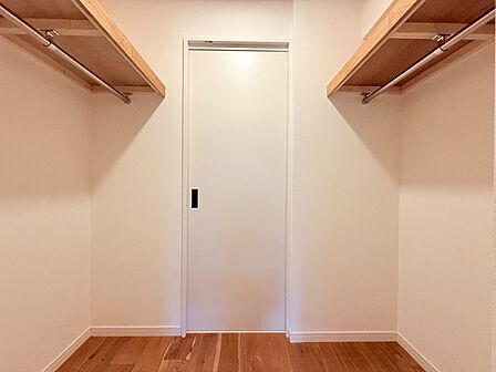 【ウォークスルークローゼット】ハンガーパイプ付きで整理整頓しやすく、収納力にも優れています。