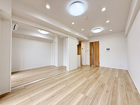 昼間は外の自然な光で、夜はお好みの照明を置いて雰囲気の違いを楽しんでみてはいかがでしょうか。
