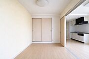 リビングに隣接している洋室。引き戸を開ければ広々としたスペースになります。