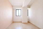 洋室（約5.6帖）クローゼットの付いたお部屋です。