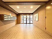 重厚感溢れるエントランスは、マンションの一つの特徴でもあります。