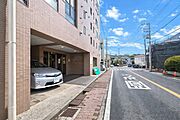 買い物施設が充実の便利な住環境。（イオン本牧店、新本牧ショッピングプラザ、オーケー本牧店等）