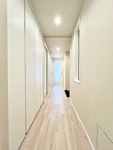 玄関からリビングに繋がる廊下。窓を開ければ爽やかな風がお部屋を吹き抜けます