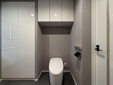 トイレは温水洗浄便座付です。トイレの上部には収納付。トイレットペーパー等、買い置きもしやすそうです。