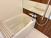 ユニットバス／浴槽の全面に横長の鏡付き！！