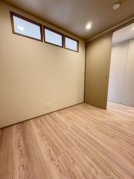 洋室/壁の上部に明り取りを設置しました。